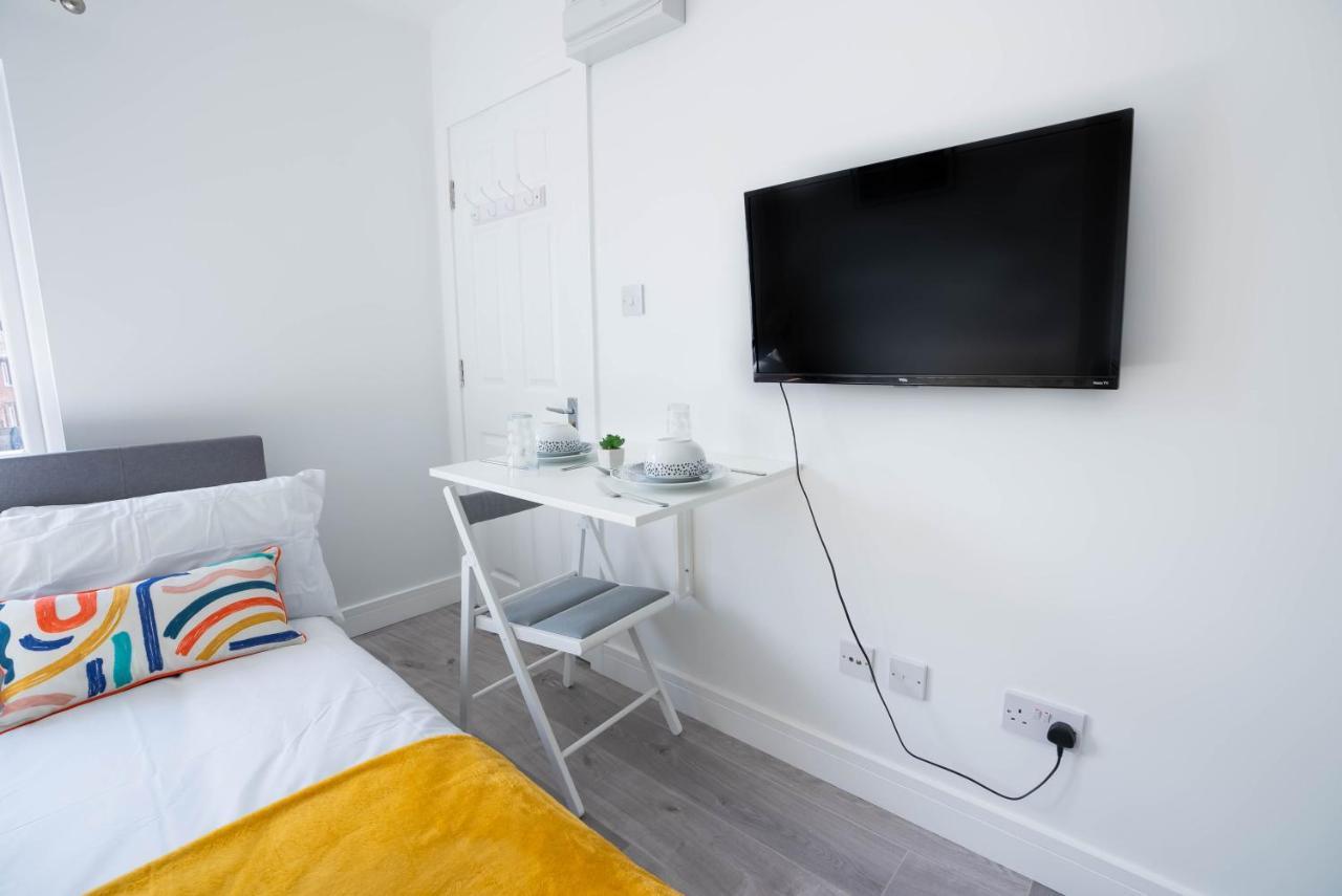 No 01 Small Studio Flat In Aylesbury Town Station Exterior foto